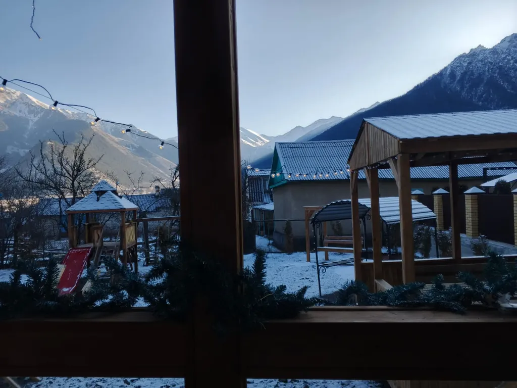 Барнхаус с видом из панорамных окон на красивый пейзаж Домбайских гор