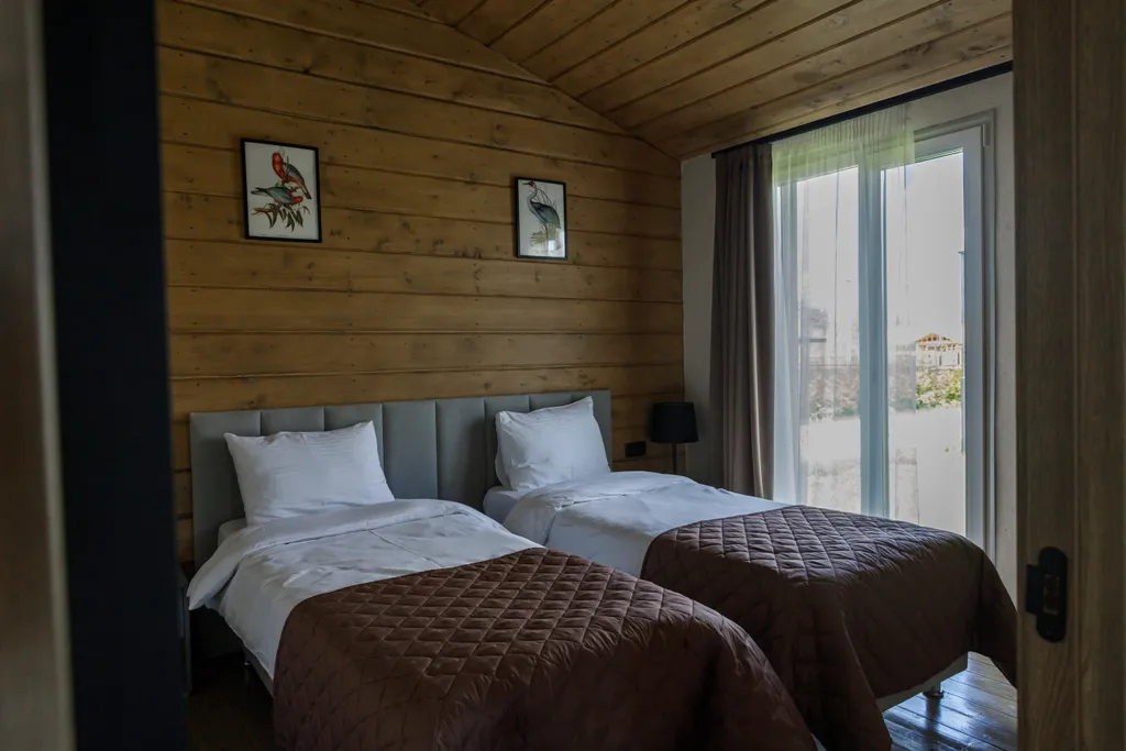 Просторный двухкомнатный коттедж в лесу у пруда