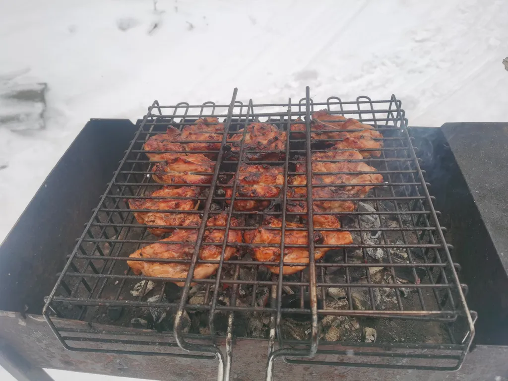 Коттедж Коттедж с баней, чаном и детской площадкой с батутом у озера, в бору — Ланино