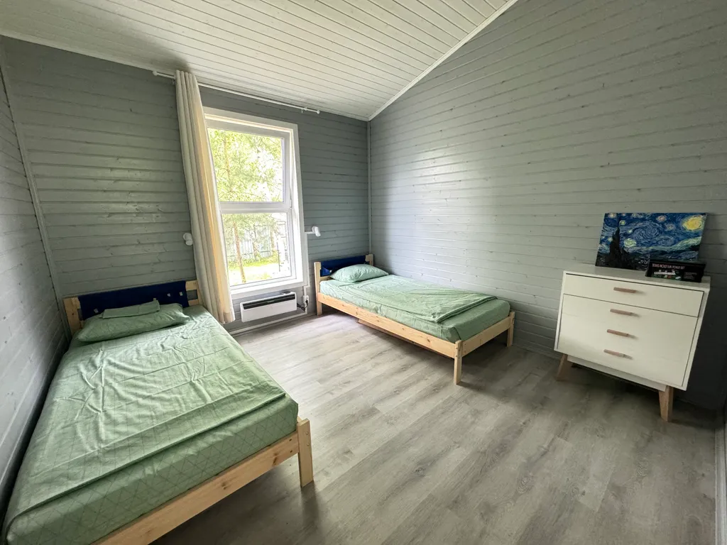 Большой дом среди сосен