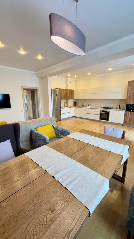 Просторный апартамент с видом на комсомольский парк рядом с озером