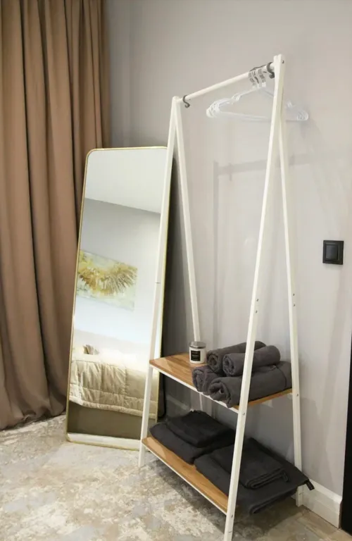 Новый дом в окружении елок с панорамными окнами и баней