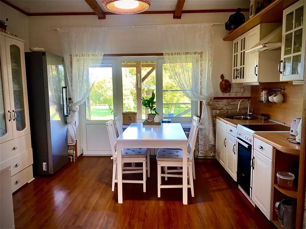 Дом и баня на берегу реки