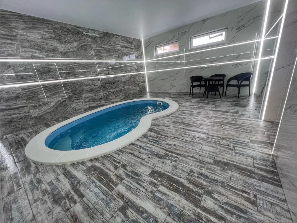 Коттедж с баней на дровах и теплым бассейном