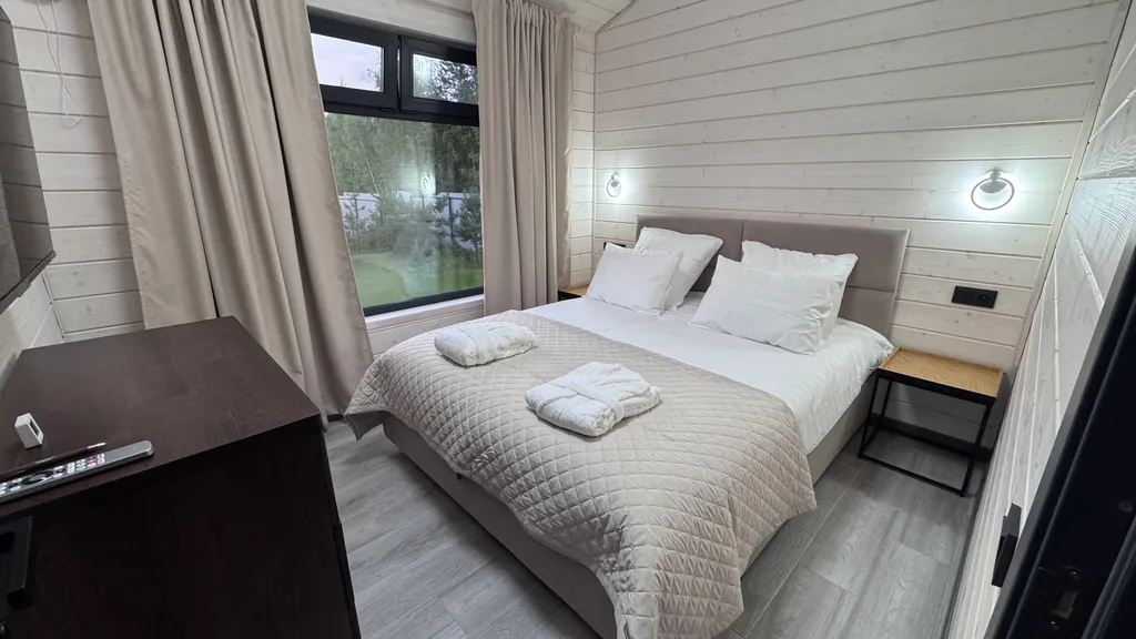 Уютный дoмик c паноpaмными окнами на лес