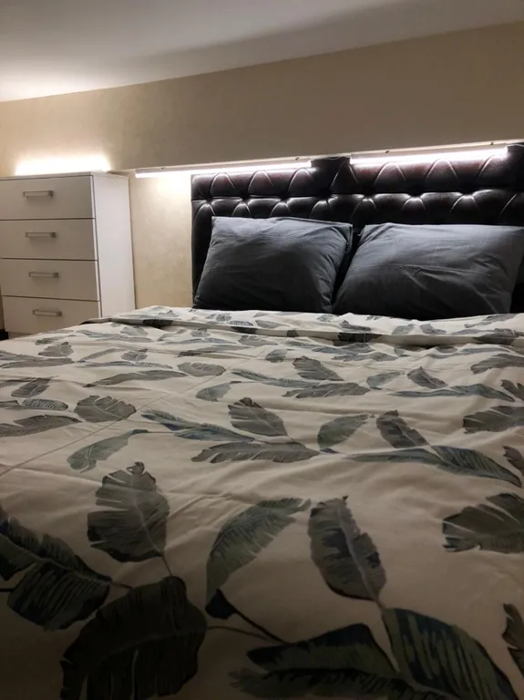 Стильная квартира-студия с большими окнами