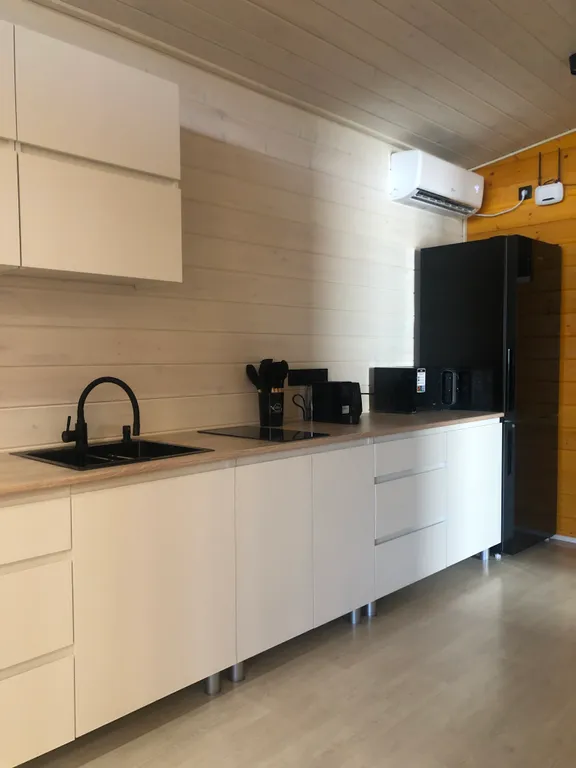 Современный дом на берегу моря