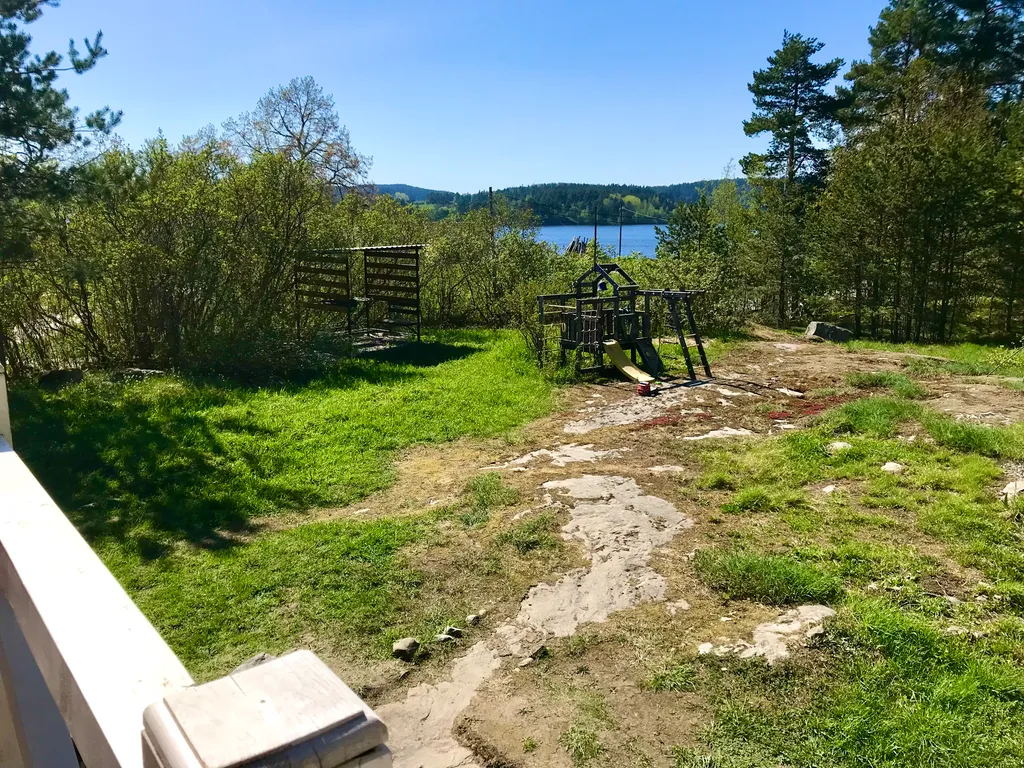 Дом на скале с видом на залив