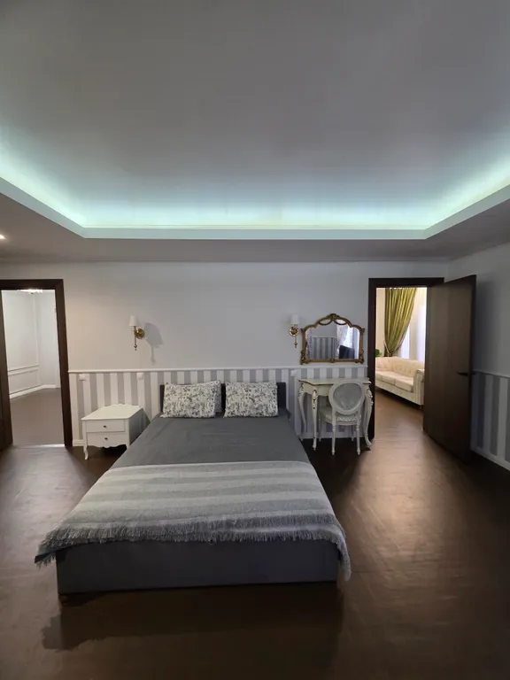 Загородный дом с бассейном и банкетным залом