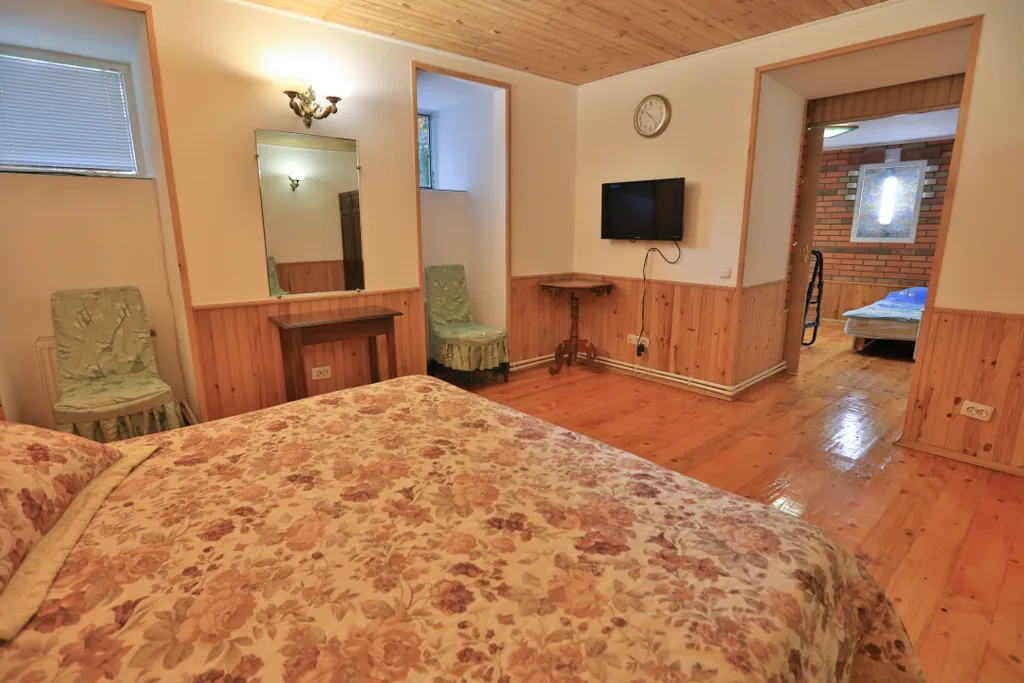 Коттедж Добротный кирпичный дом со своим двором в усадьбе Можжевеловый дворик — Айвовое