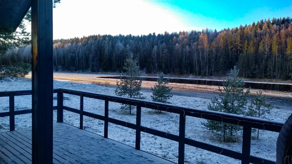 Домик на берегу реки