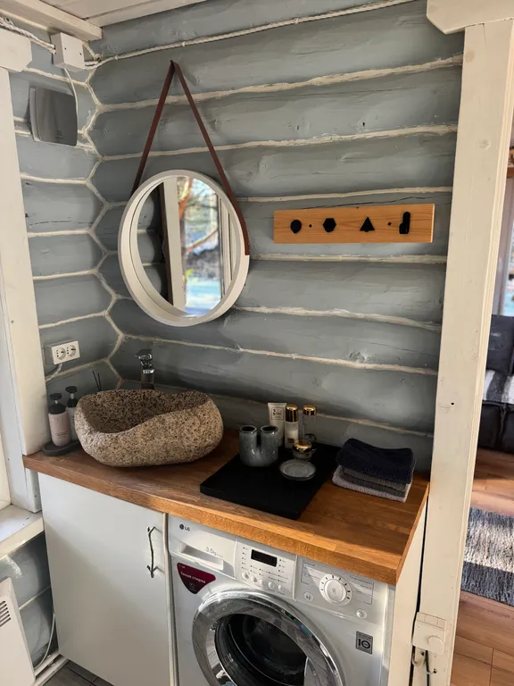 Дом на берегу реки в тихой деревне