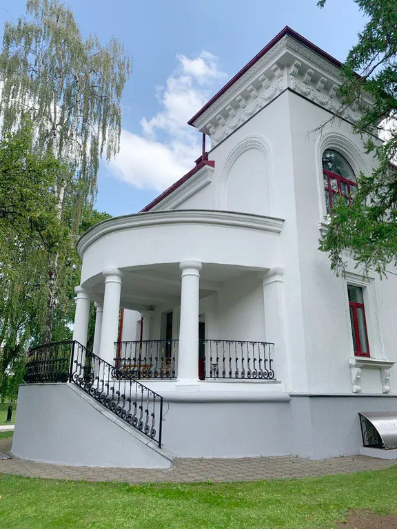 Двухэтажный коттедж в центре