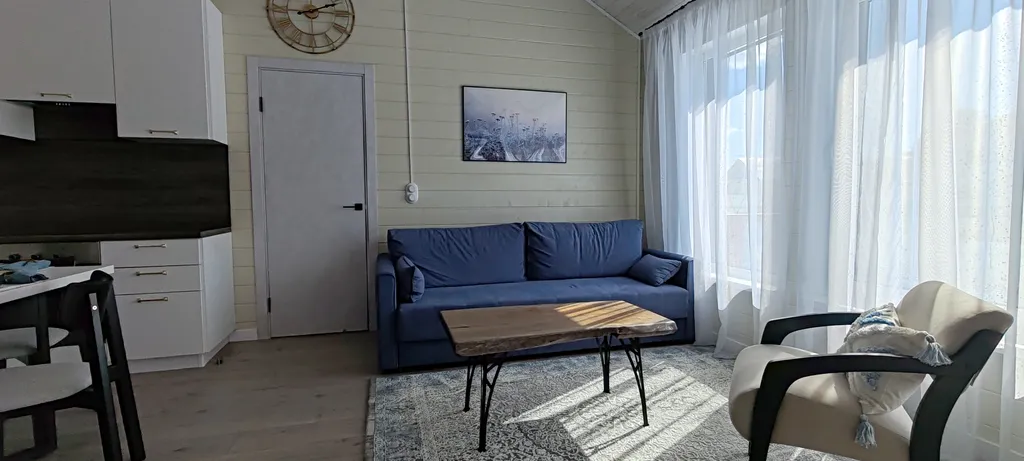 Дом рядом с озером