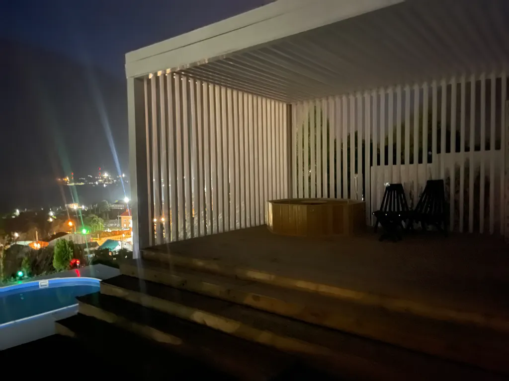 Коттедж Neon с видом на горы, подогреваемым бассейном, баней, чаном