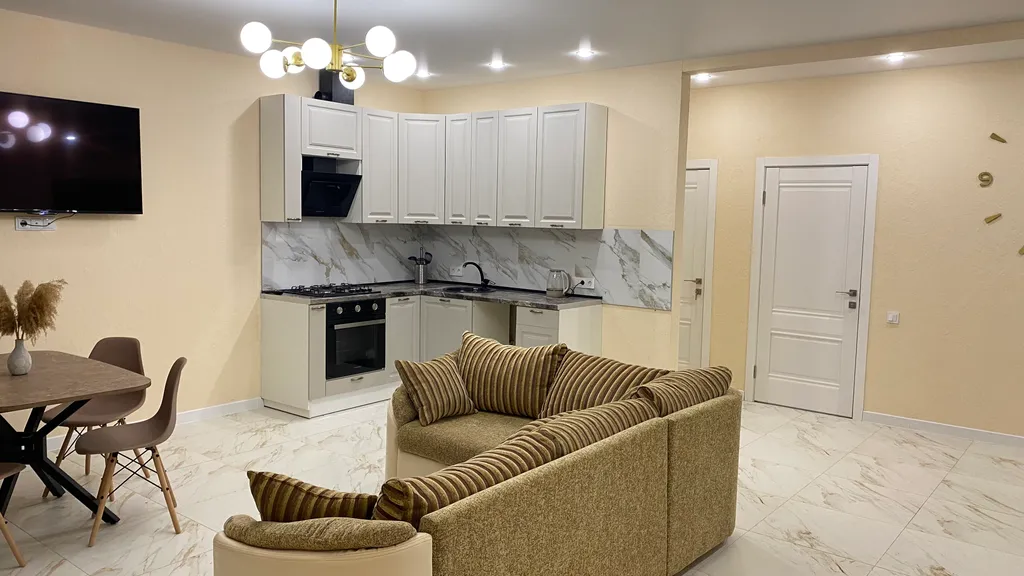 Большой новый дом в черте города