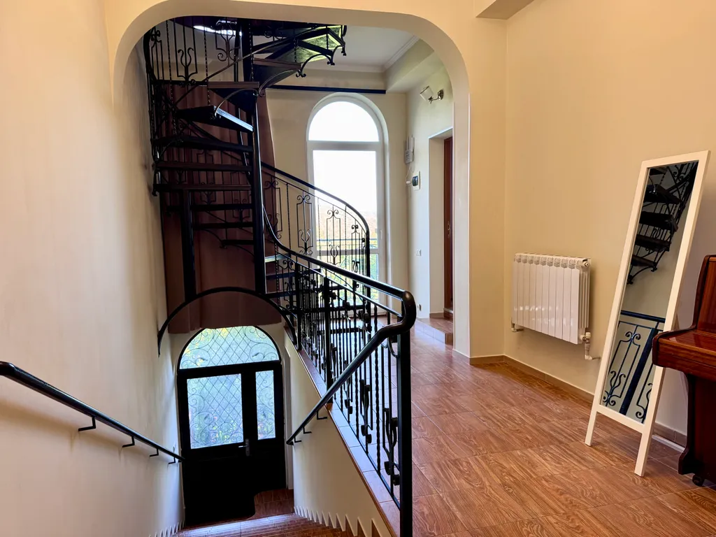 3-этажный дом с садом недалеко от моря