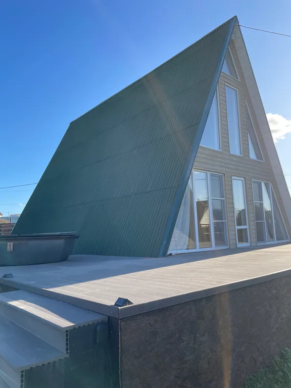 Большой дом в стиле А-фрейм на берегу реки Люторка