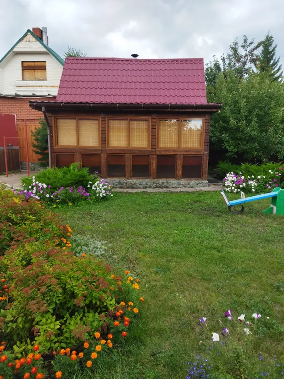 Небольшой уютный дом на спокойной улице