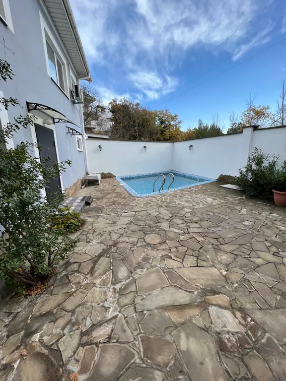 Дом с бассейном у Массандровского дворца