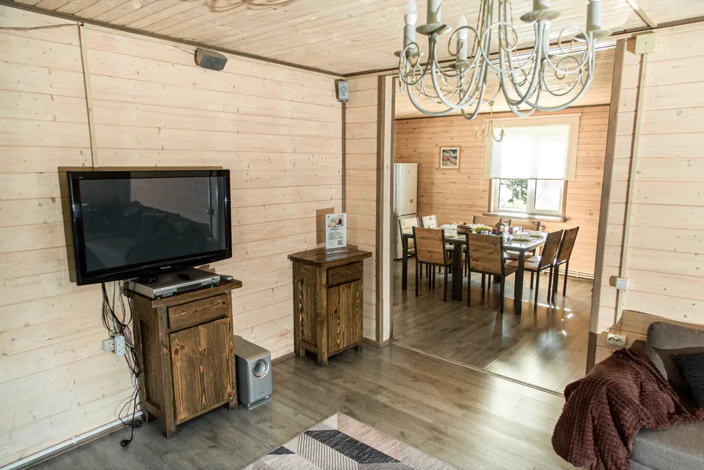 Дом у пруда