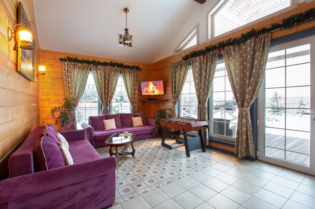 Дом с бассейном и сауной у леса