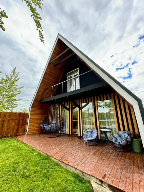 Дом с теплым бассейном на озере