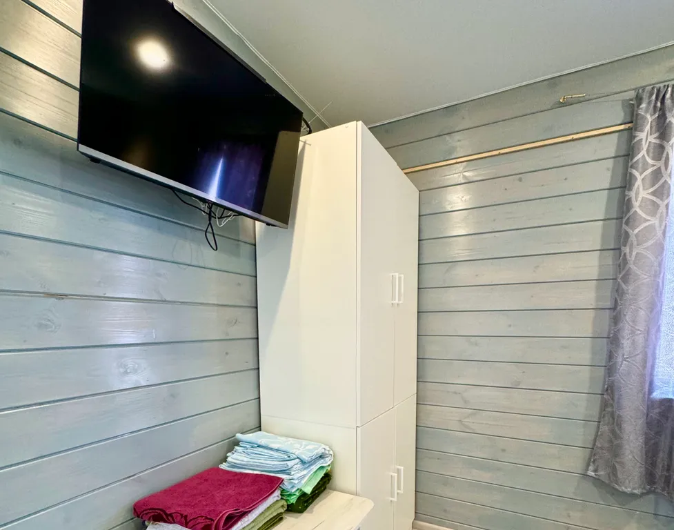 Новый домик на берегу бухты залива