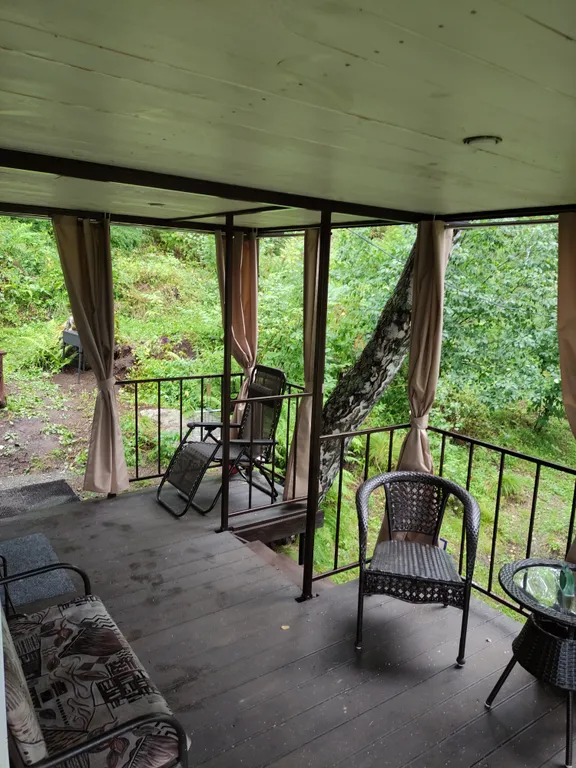 Домик в стиле бунгало на склоне берёзовой рощи