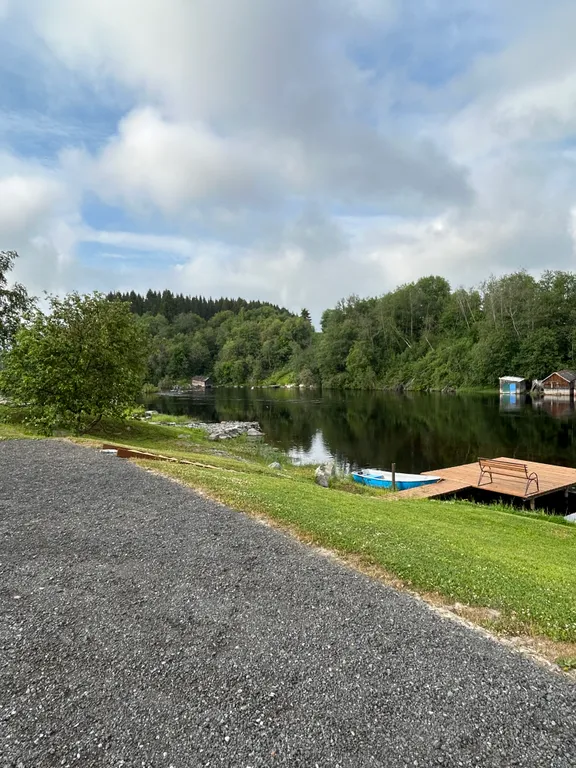 Дом на берегу реки