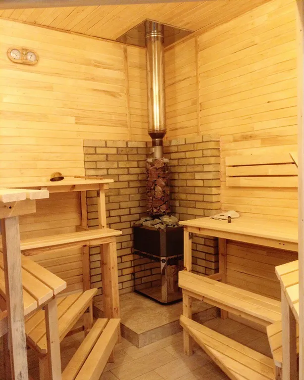 Стильный коттедж с панорамным остеклением у озера