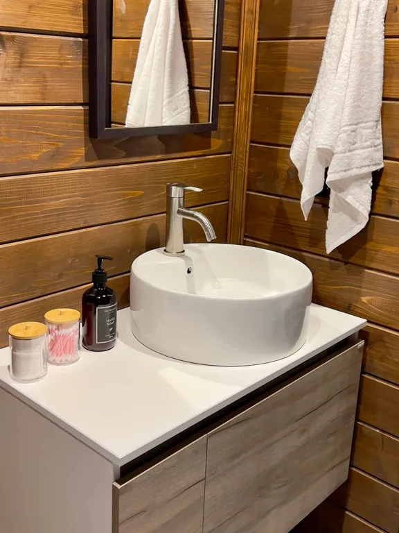 Дом с видом на лес рядом с горной рекой