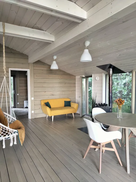 Коттедж Дом в лесу на берегу озера — Плодовое