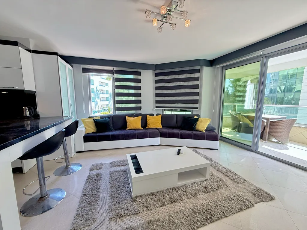 Sea View 2BD Flat 50m to the Beach