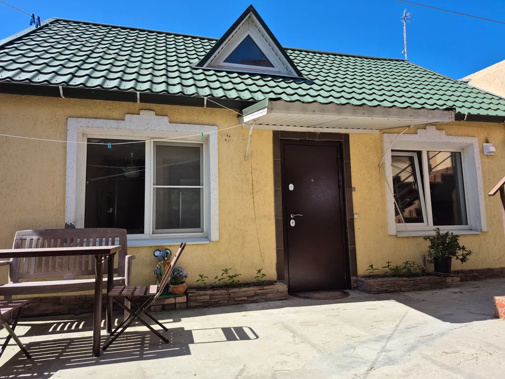 Коттедж Дом в центре города с парковкой и мангальной зоной — Геленджик