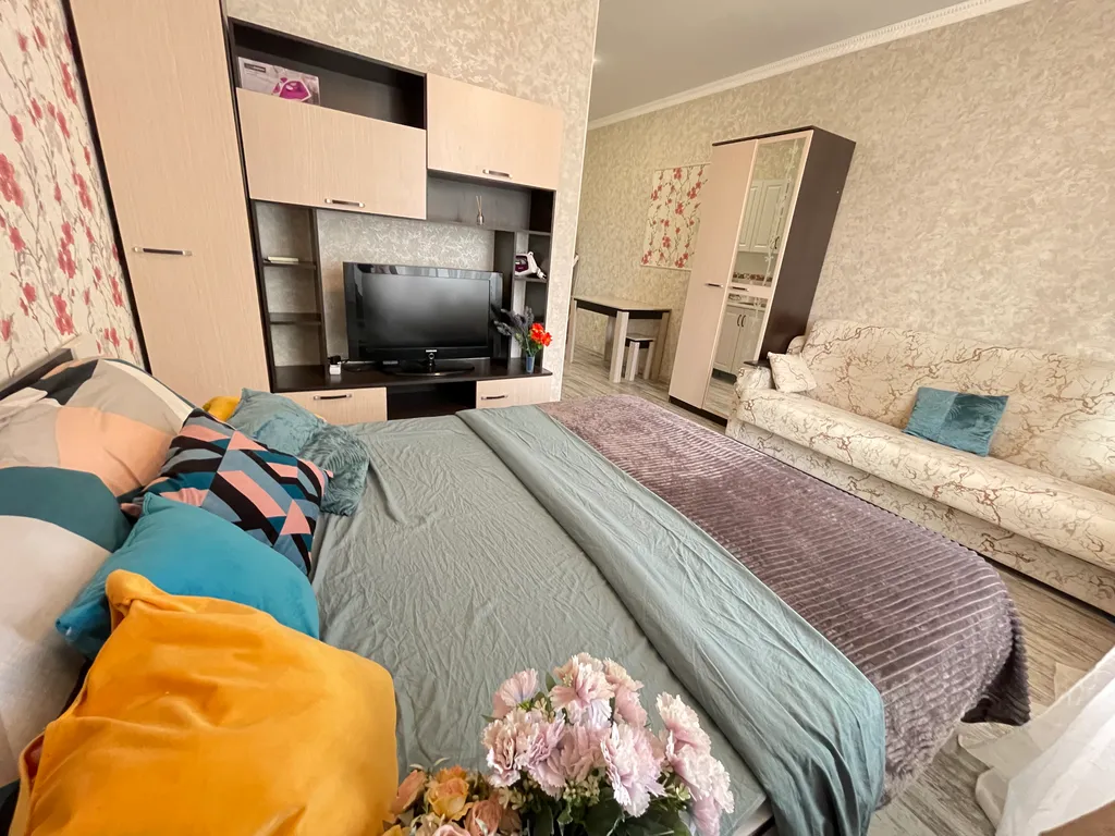 Квартира с ремонтом, кровать + диван