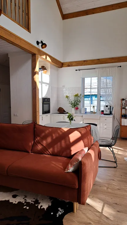 Белый дом на тихой улочке