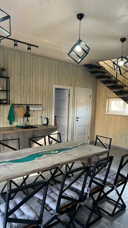 Вилла с бассейном на берегу реки