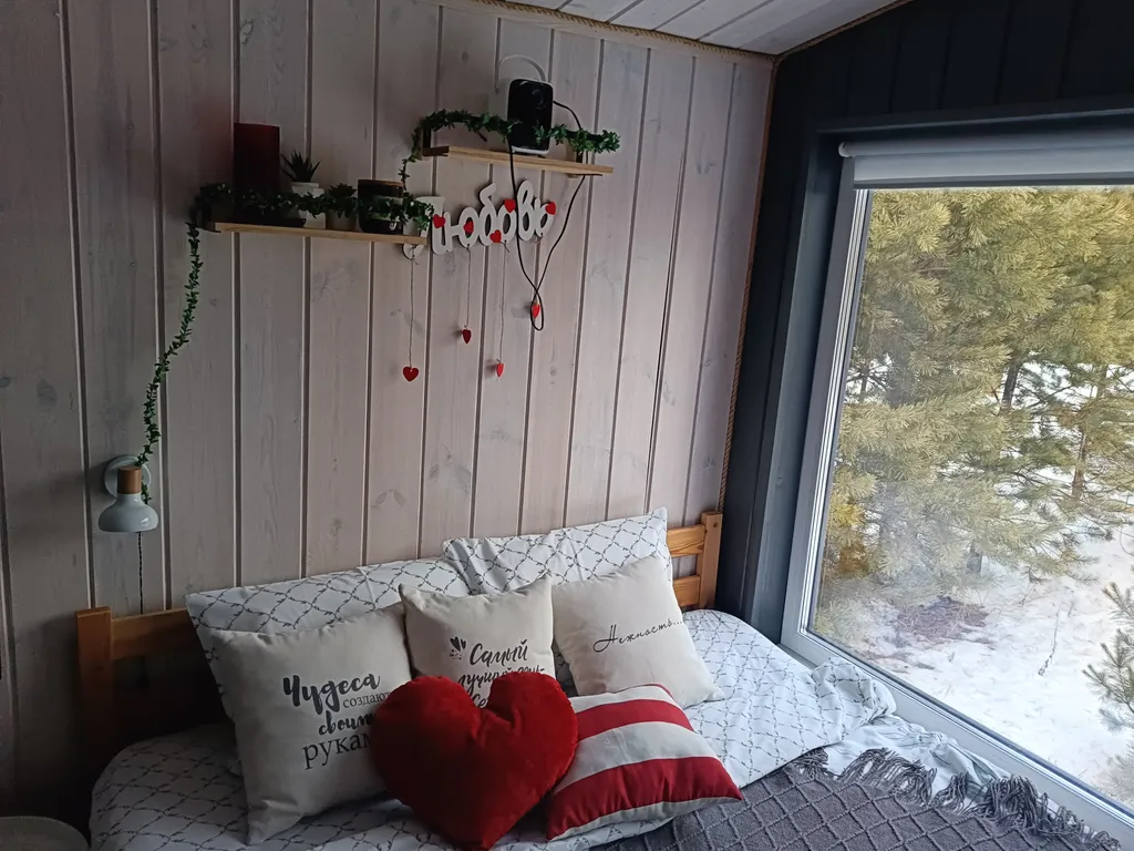 Темный домик на опушке леса