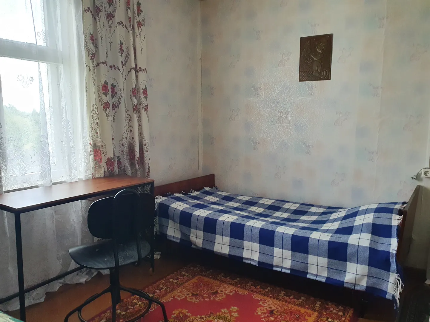 В третьей спальне на втором этаже две кровати односпальная и полуторка, письменный стол и удобный стул