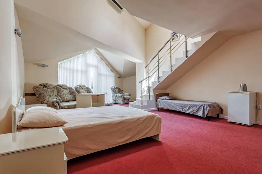 Большой двухэтажный номер с балконом и джакузи