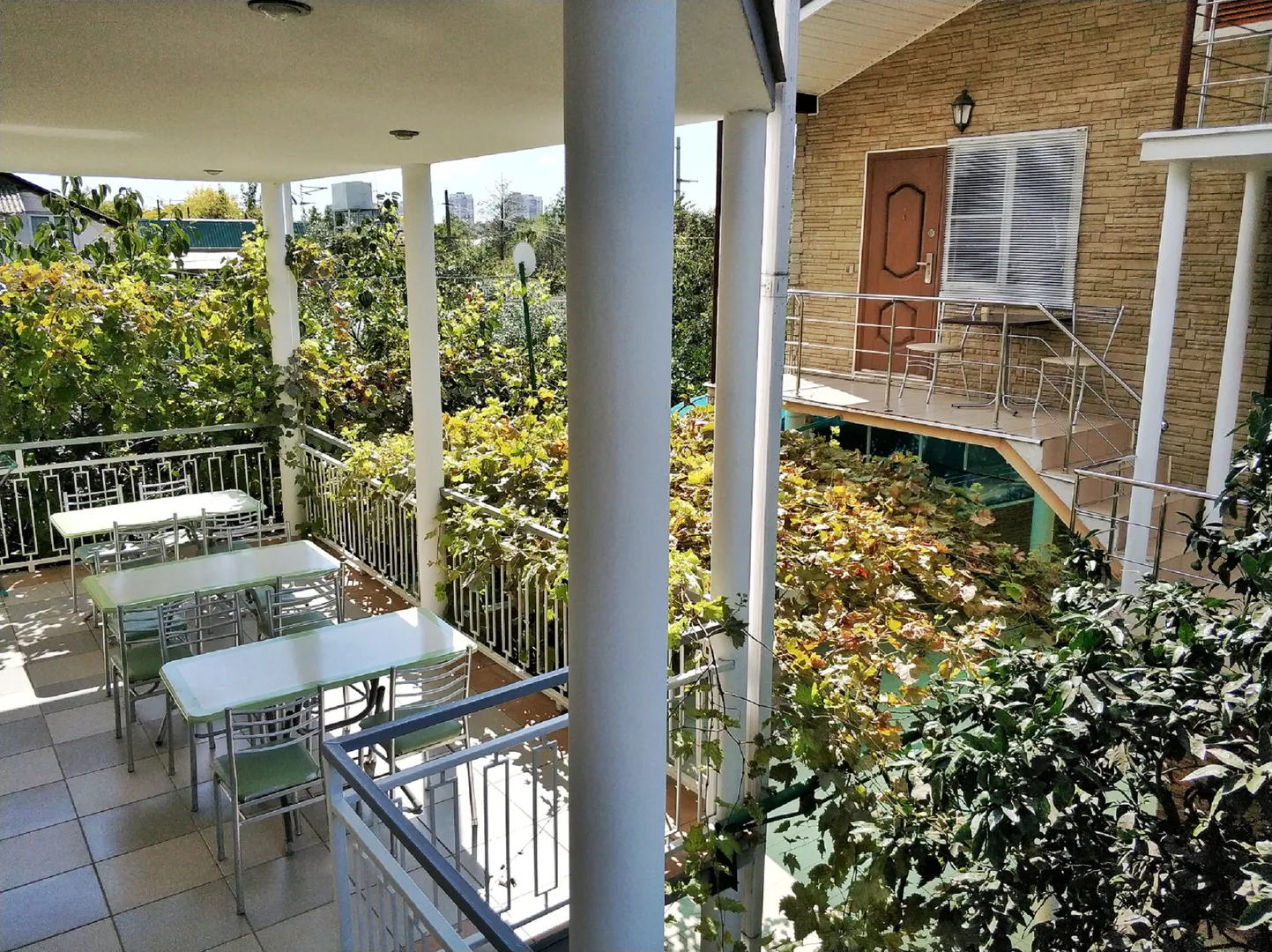 На каждом этаже гостевого дома имеется балкон, где можно приятно провести время.
