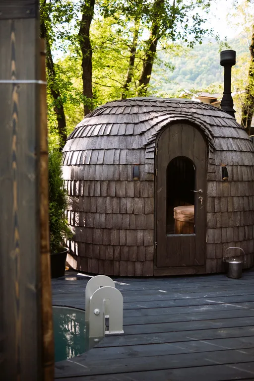 Уютное шале на берегу ручья с баней и купелью на уединенной террасе