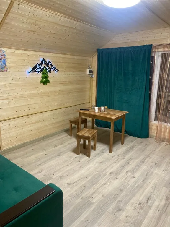 Уютный деревянный дом с великолепным видом на лес и горы