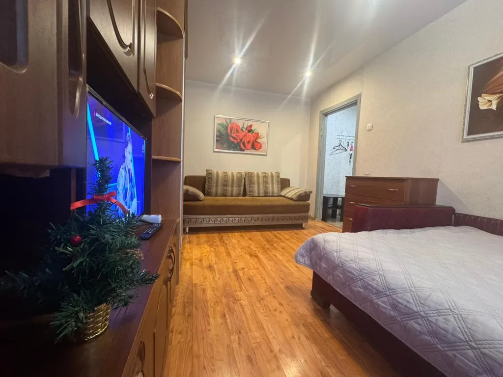 Не дорогая, без изысков, в центре