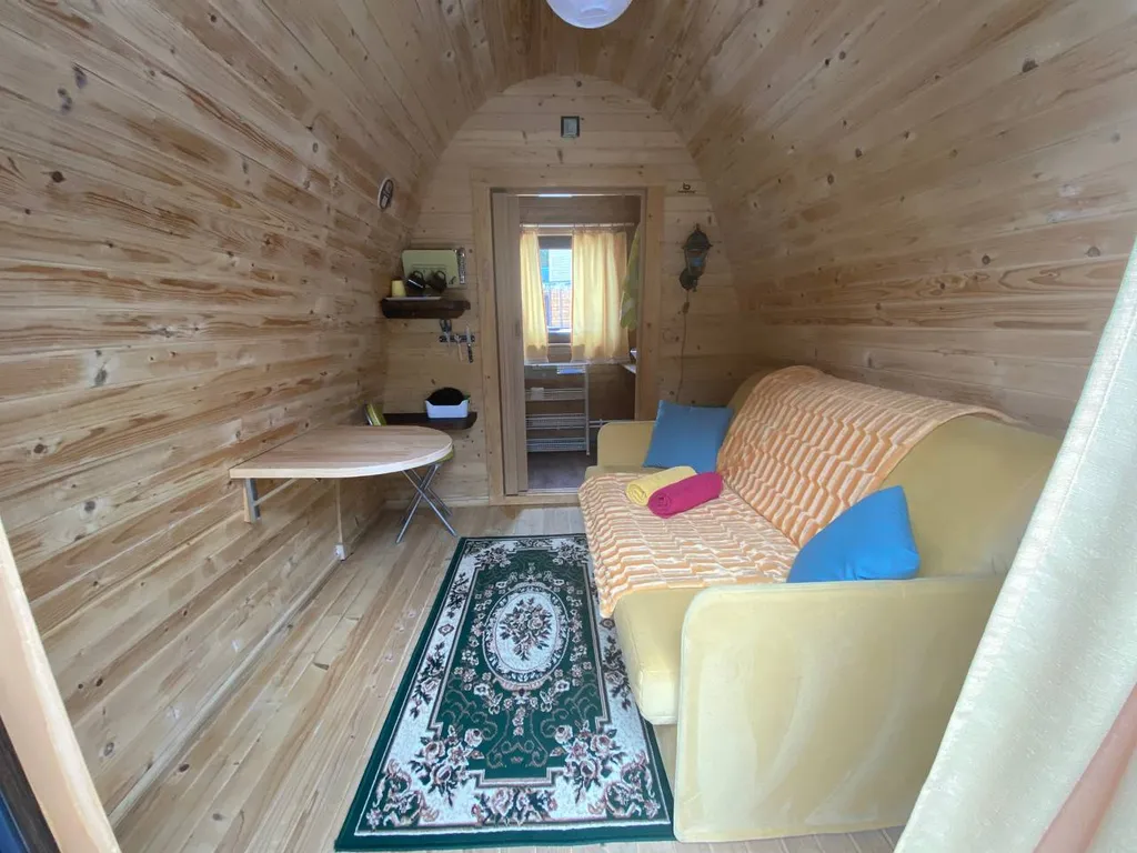 Арочный домик на краю леса без душа