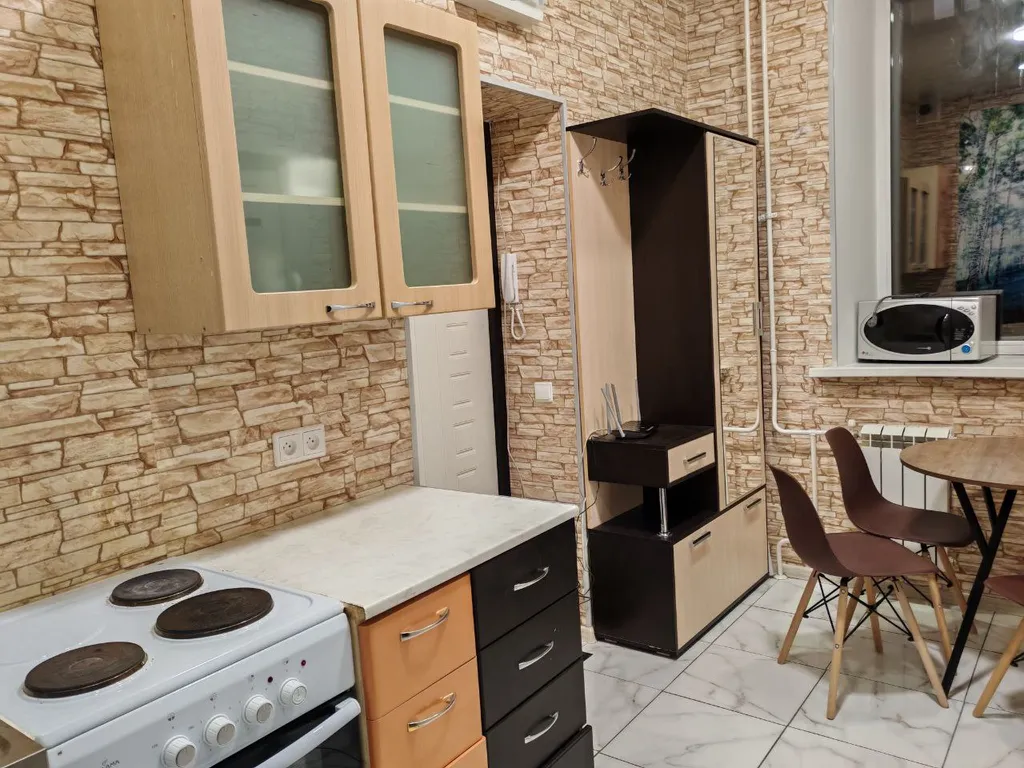 Светлая квартира с большими окнами и высокими потолками