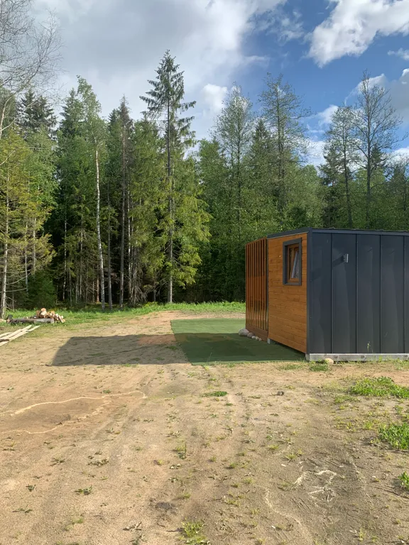 Уютный лесной домик на берегу ручья с выходом в лес