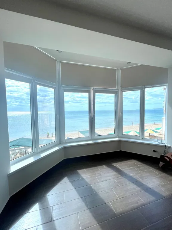 Эллинг на берегу моря