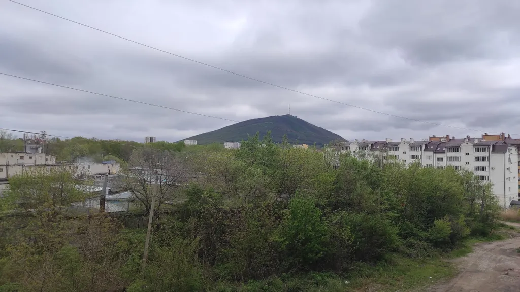 Однокомнатная квартира в городе с видом на гору Машук